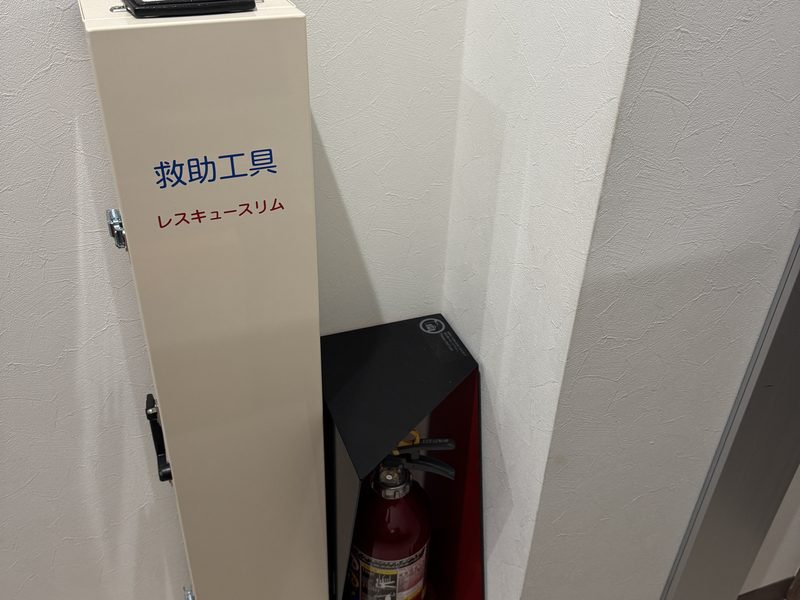 廊下の消火器スタンド横に設置されたレスキュースリム