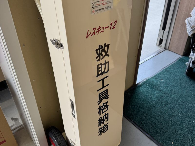 建物の出入口付近に設置されたレスキュー12