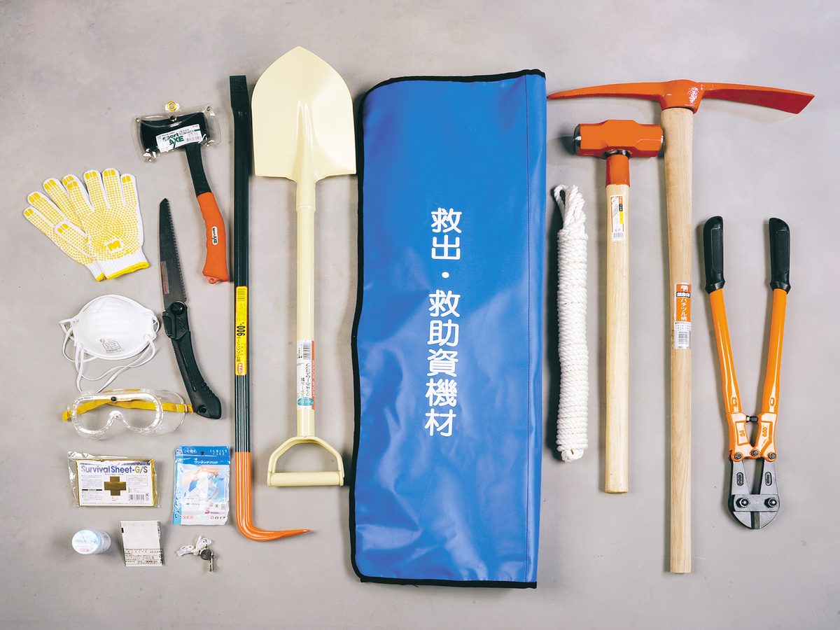 コンクリート上に展開した救助工具一式