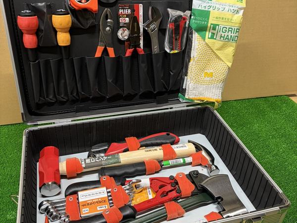 レスキュー工具セット（アルミトランク式）を開いた状態。工具が固定して収納されている